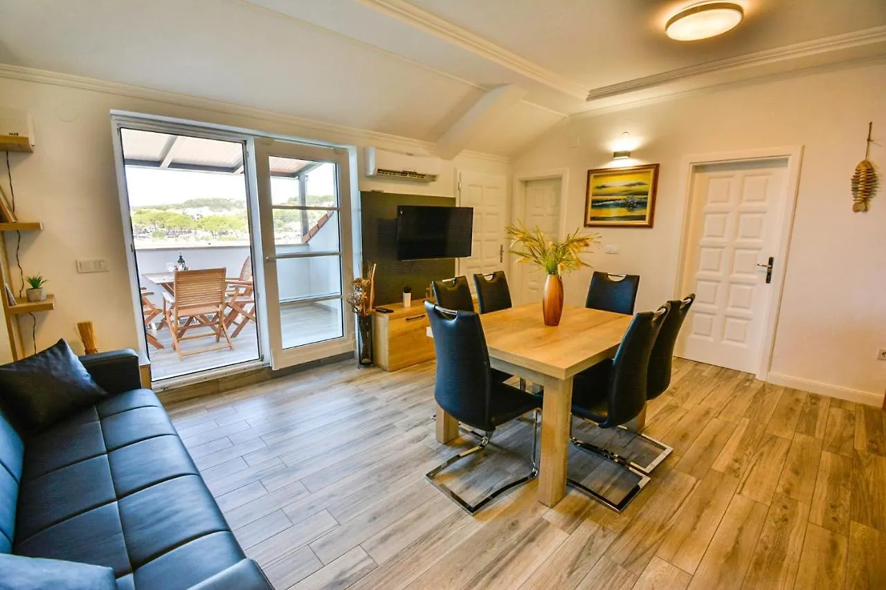 Apartment 10 In Villa Petrac Banjol